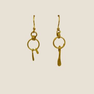 Coppia di orecchini in ottone battuto