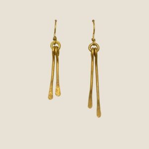 Coppia di orecchini in ottone battuto